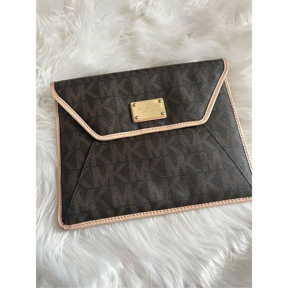 Michael Kors Envelope Clutch iPad cover or reading kindle Modern And stylish - Picture 1 of 9